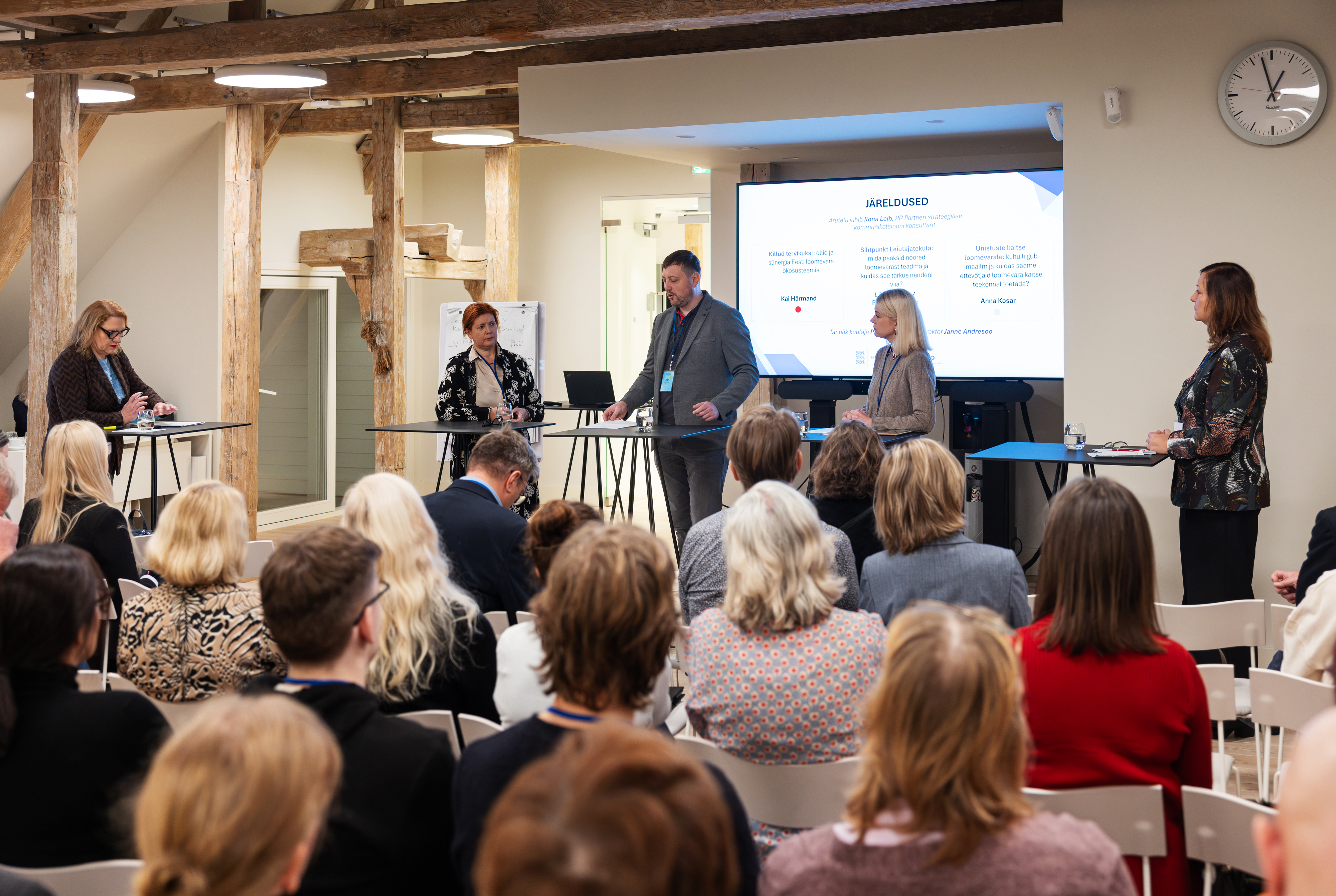 Paneeldiskussionis osalevad inmesed